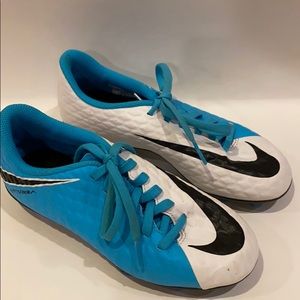 Nike Cleats Boys White and Blue Size 1Y